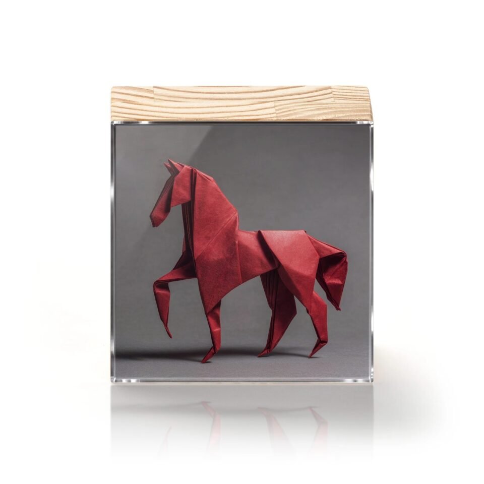 Totem Decorativo 'Cavalo de Origami'