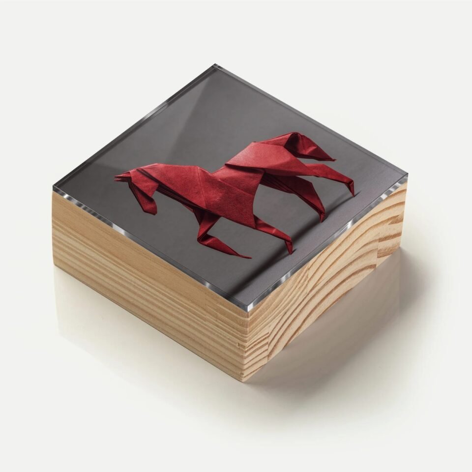 Totem Decorativo 'Cavalo de Origami'